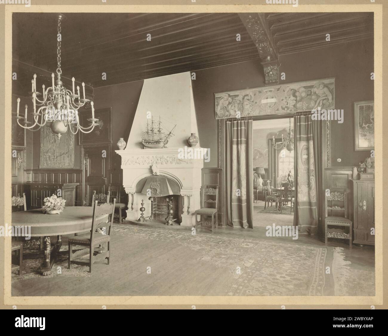 Salle à manger avec salon adjacent, Johannes Lüpke, 1903 photomécanique papier Berlin. salle à manger en carton. Cheminée, cheminée Berlin Banque D'Images