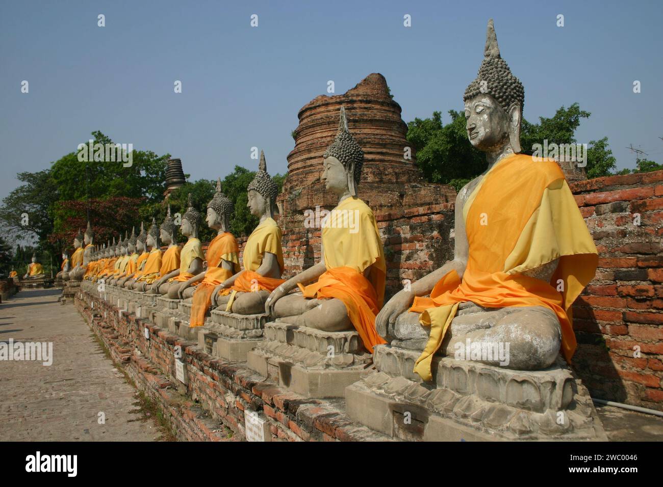 Bouddhas doublés à Wat Yai Chai Mongkhon en Thaïlande Banque D'Images