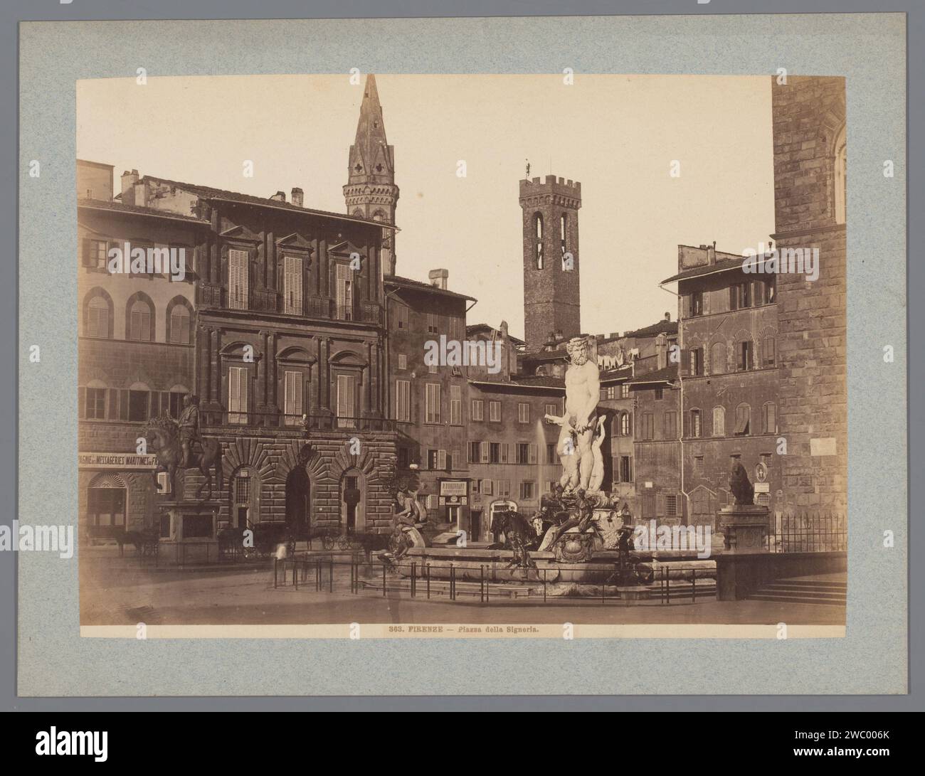 Vue de la fontaine Neptunus sur la Piazza della Signoria à Florence, Italie, Anonyme, d'après Bartolomeo Ammannati, 1851 - 1900 photographie Florence carton. papier albumen imprimer carré, lieu, cirque, etc. Fontaine ornementale Piazza della Signoria Banque D'Images