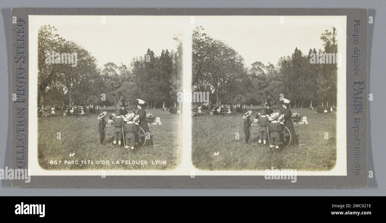 Grasveld dans le parc Het de la tête de l'or te Lyon, Anonyme, c. 1895 - C. 1915 stéréographie Park tête en carton d'or. Support photographique albumen impression bois et parc (comme lieux de loisirs) Park Head or Banque D'Images Grasveld dans le parc Het de la tête de l'or te Lyon, Anonyme, c. 1895 - C. 1915 stéréographie Park tête en carton d'or. Support photographique albumen impression bois et parc (comme lieux de loisirs) Park Head or Banque D'Images