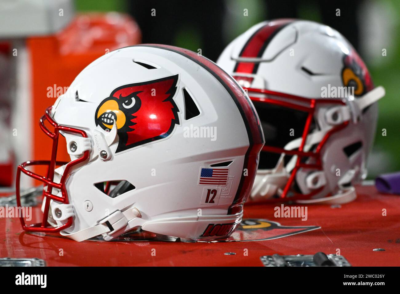 Vue détaillée des casques Louisville Cardinals lors du DirecTV Holiday Bowl, mercredi 27 décembre 2023, à San Diego. Les Trojans de l'USC ont battu les Cardinals de Louisville 42-28. (Dylan Stewart/image du sport) Banque D'Images