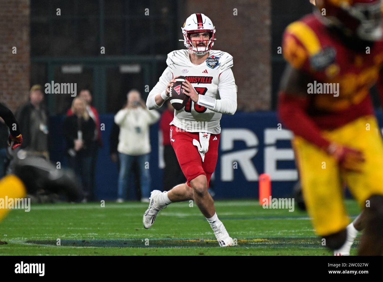 Jack Plummer (13 ans), quarterback des Cardinals de Louisville, lors du DirecTV Holiday Bowl, mercredi 27 décembre 2023, à San Diego. Les Trojans de l'USC ont battu les Cardinals de Louisville 42-28. (Dylan Stewart/image du sport) Banque D'Images