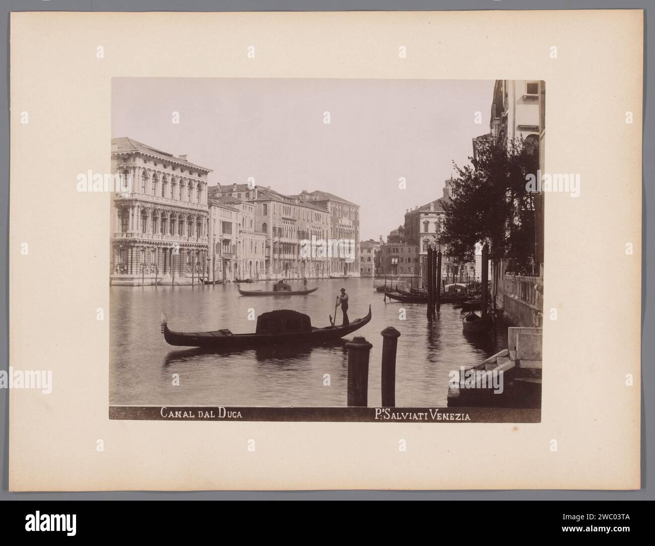 Gondels dans le Canal Grande à Venise, Paolo Salviati, 1860 - 1870 photographie Venise carton. canal d'impression papier-albumine. Grand canal de gondole Banque D'Images