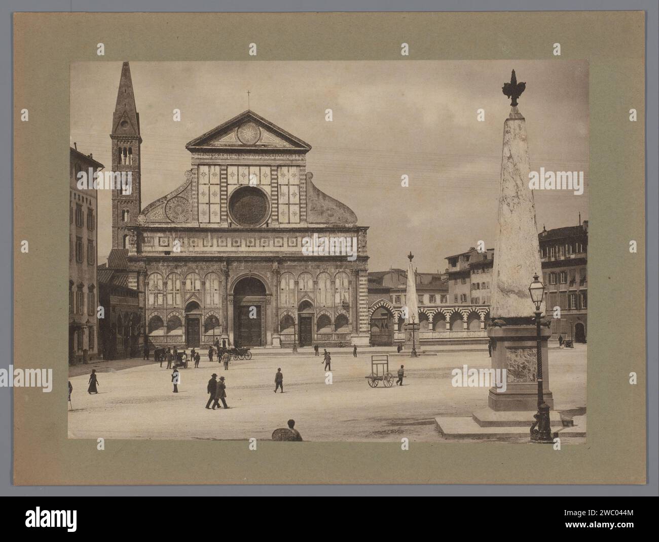 Vue de la Santa Maria Novella à Florence, Italie, Anonyme, d'après Bartolomeo Ammannati, d'après Giammologna, 1870 - 1920 impression photomécanique Florence carton. papier collotype carré, lieu, cirque, etc. église (extérieur). obélisque, aiguille Santa Maria Novella. Piazza Santa Maria Novella Banque D'Images