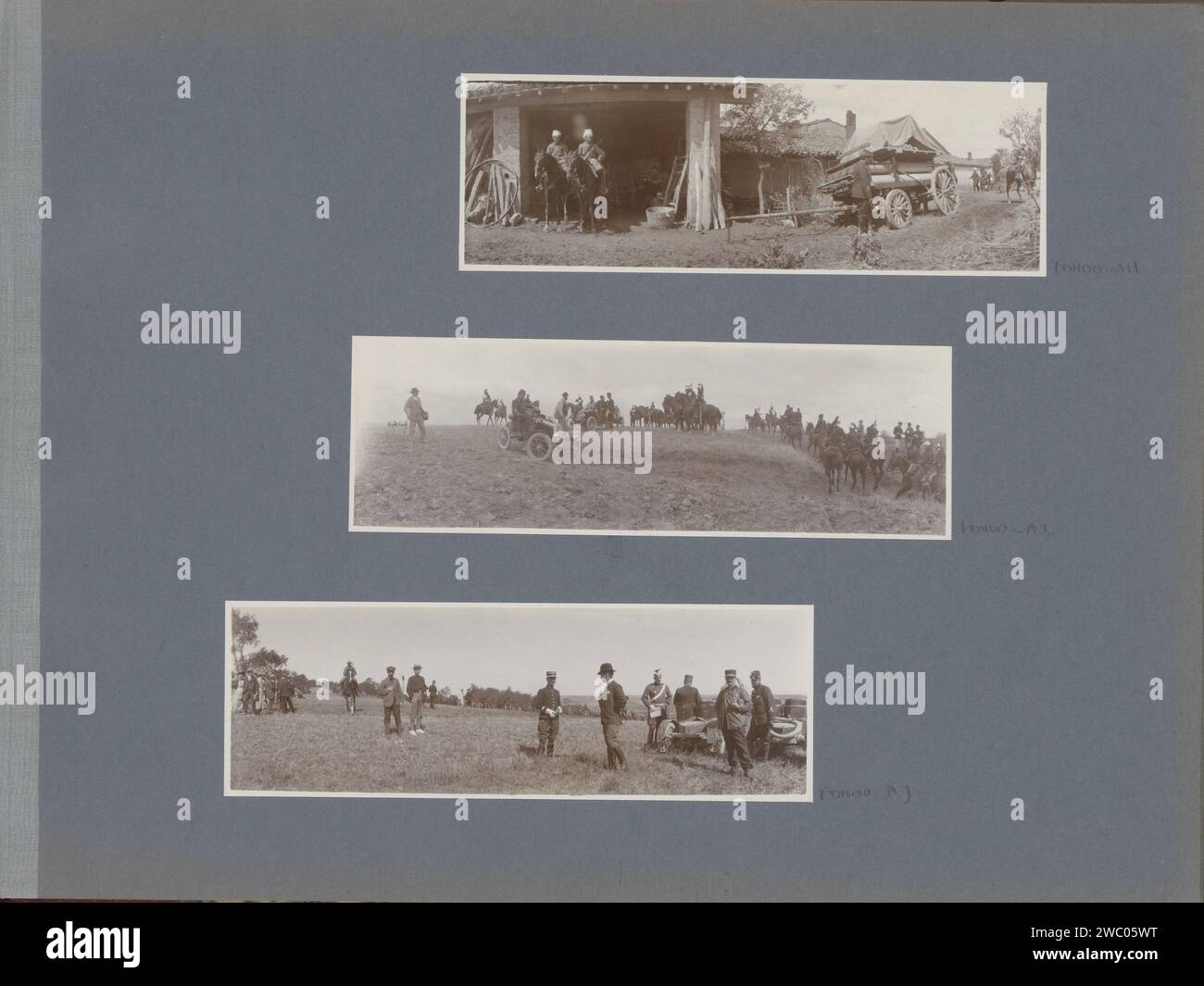 Soldats dans une grange avec une remorque en France, anonyme, 1902 photographie partie de l'album photo d'un exercice militaire dans le sud-ouest de la France en 1902. Papier France. forces terrestres de soutien photographique. remorque. Barn France Banque D'Images