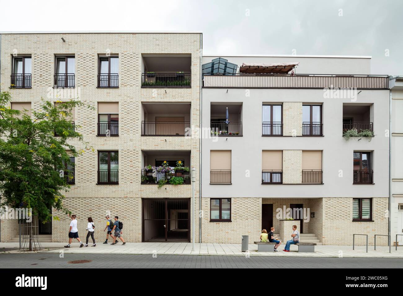 11.08.2021 Apolda : Ansicht einer Fassade vom Neubau eines Wohnquartier in der Bahnhofstraße 12 in Apolda. DAS Wohnhaus wurde von Weinhöfer Krause Architekten aus Erfurt. *** 11 08 2021 Apolda vue d'une façade du nouveau quartier résidentiel de Bahnhofstraße 12 à Apolda le bâtiment résidentiel a été conçu par Weinhöfer Krause Architekten d'Erfurt. Banque D'Images