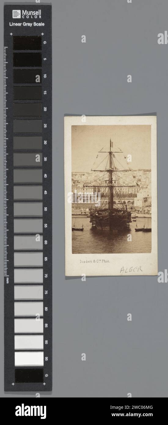 Bateau dans le port d'Alger, c. 1855 - c. 1860 carte de visite. Photographie papier Alger. carton imprimé albumen voilier, voilier. Port d'Alger Banque D'Images