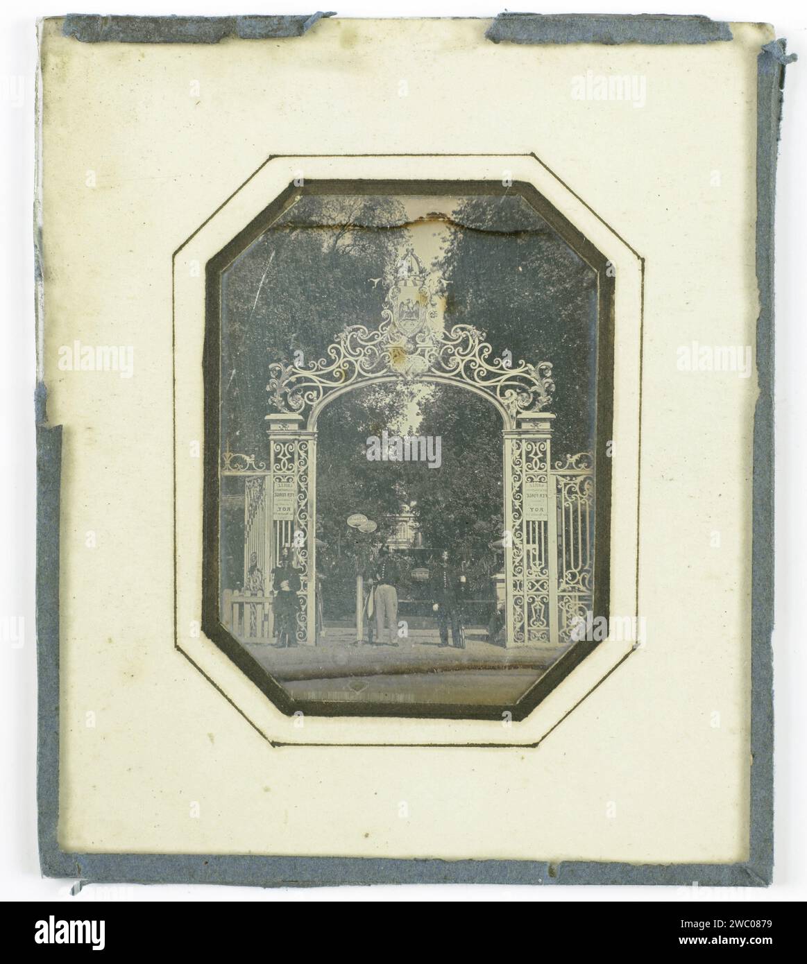 Porte sur l'exposition universelle de Paris 1855, Hermann Krone, 1855 photographie cuivre (métal). verre. personnages historiques de papier. portail, entrée. Arbres Paris Banque D'Images