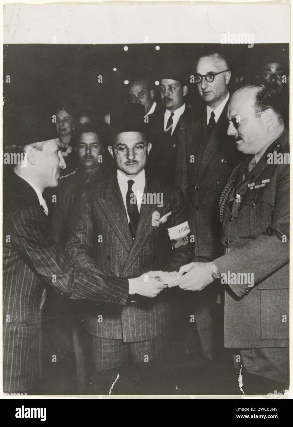 Koning Farouk récompense le prix à la compétition écrans le Caire, International News photos, 1936 - 1952 photographie inconnu support photographique gélatine argenté impression Egypte Banque D'Images