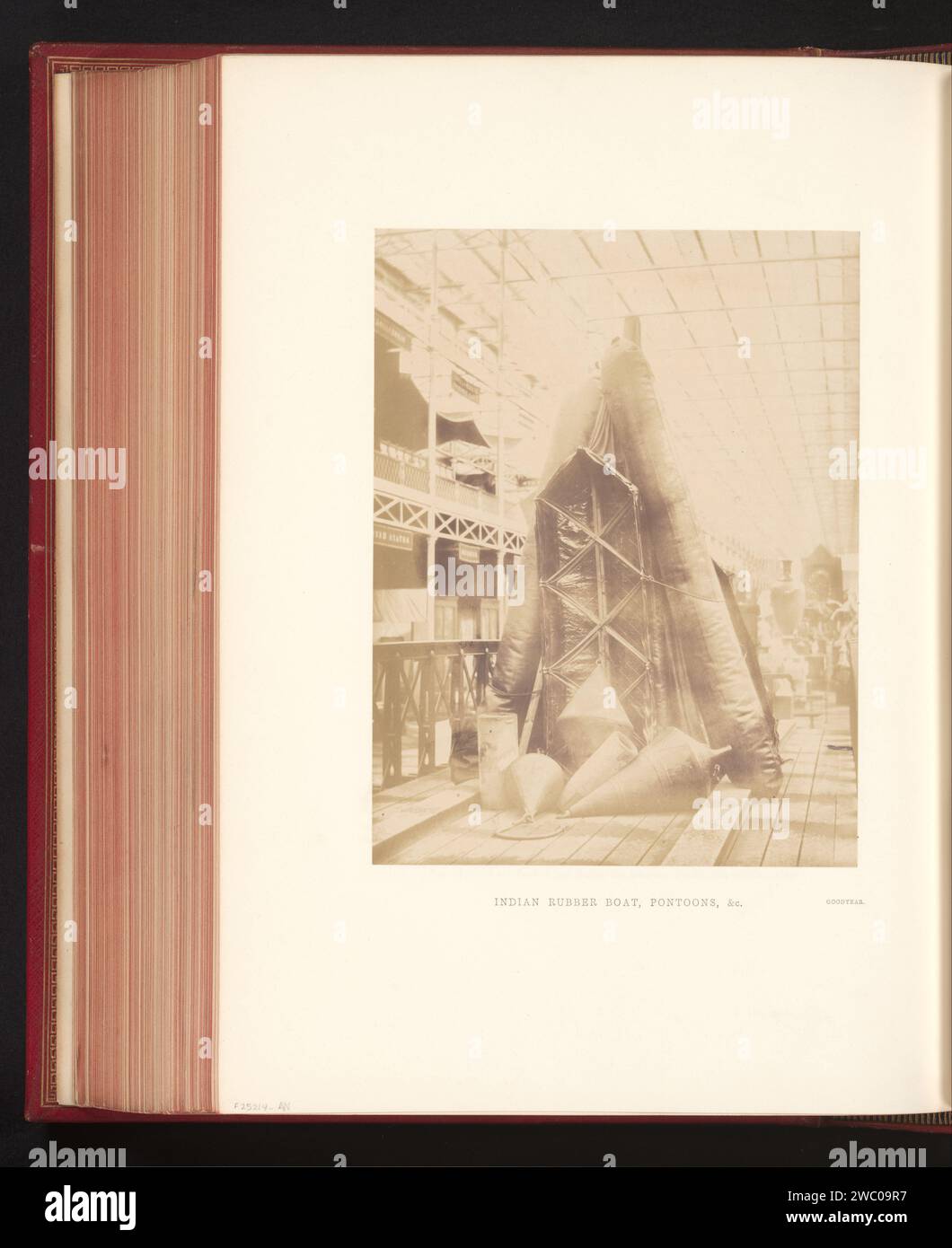 Rubberboat et pontons en caoutchouc de Goodyear sur la Grande exposition des œuvres de l'Industrie de toutes les Nations de 1851 à Londres, Anonymous, 1851 photographie Londres support photographique papier salé tirage bateau à rames, canoë, etc Londres Banque D'Images