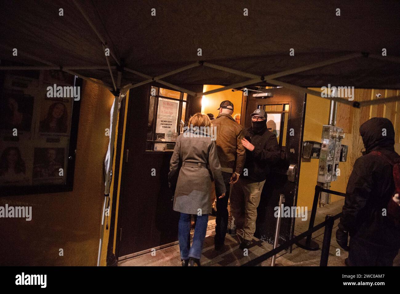 Portland, Oregon, États-Unis. 12 janvier 2024. Le personnel de porte de Helium Comedy Club a laissé entrer les détenteurs de billets (image de crédit : © Sean Bascom/ZUMA Press Wire) À USAGE ÉDITORIAL SEULEMENT! Non destiné à UN USAGE commercial ! Banque D'Images
