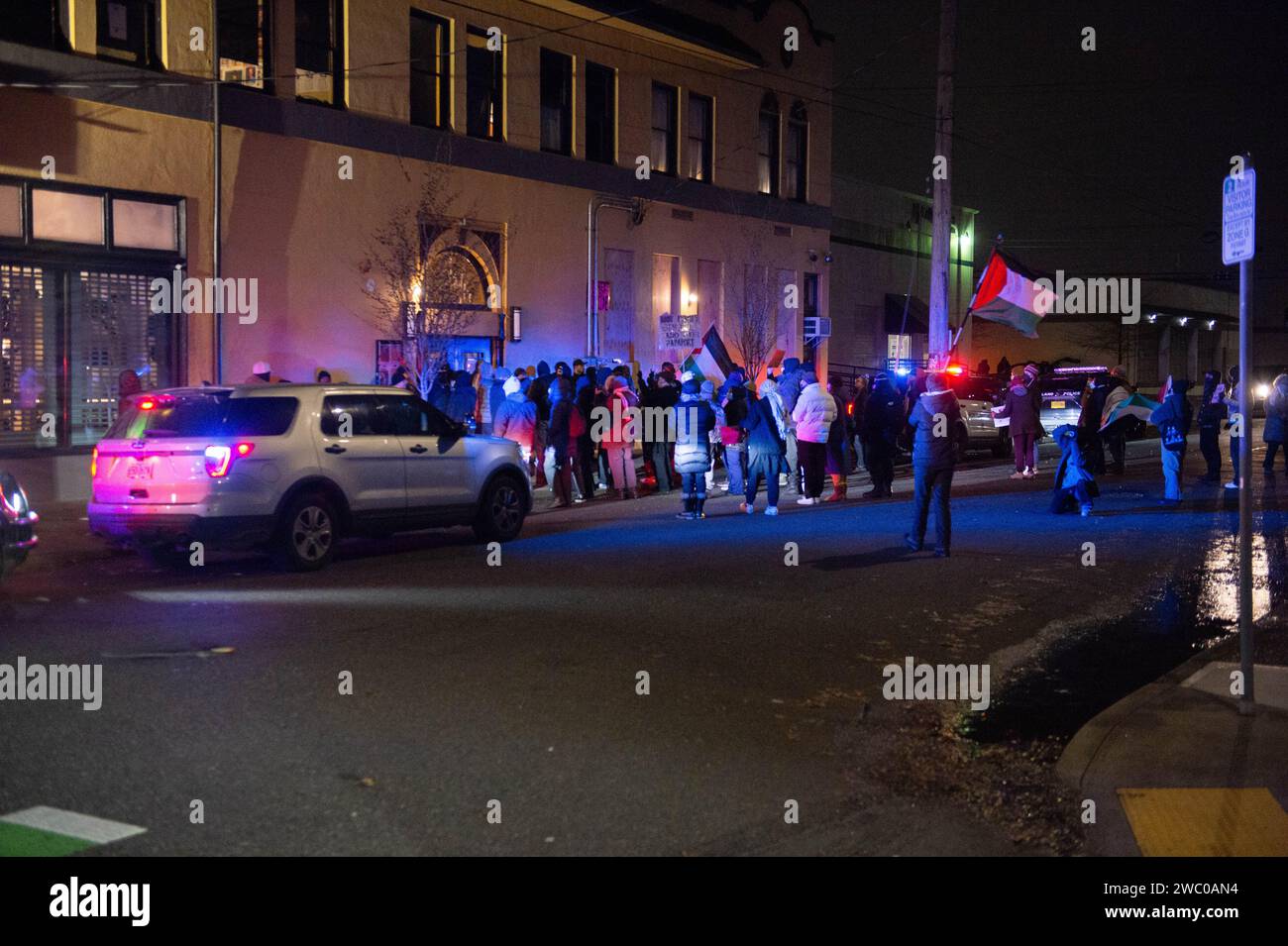 Portland, Oregon, États-Unis. 12 janvier 2024. La police de Portland tient une ligne devant l'entrée de Helium Comedy Club alors que les activistes se rassemblent pour empêcher les détenteurs de billets d'entrer (image de crédit : © Sean Bascom/ZUMA Press Wire) À USAGE ÉDITORIAL SEULEMENT! Non destiné à UN USAGE commercial ! Banque D'Images