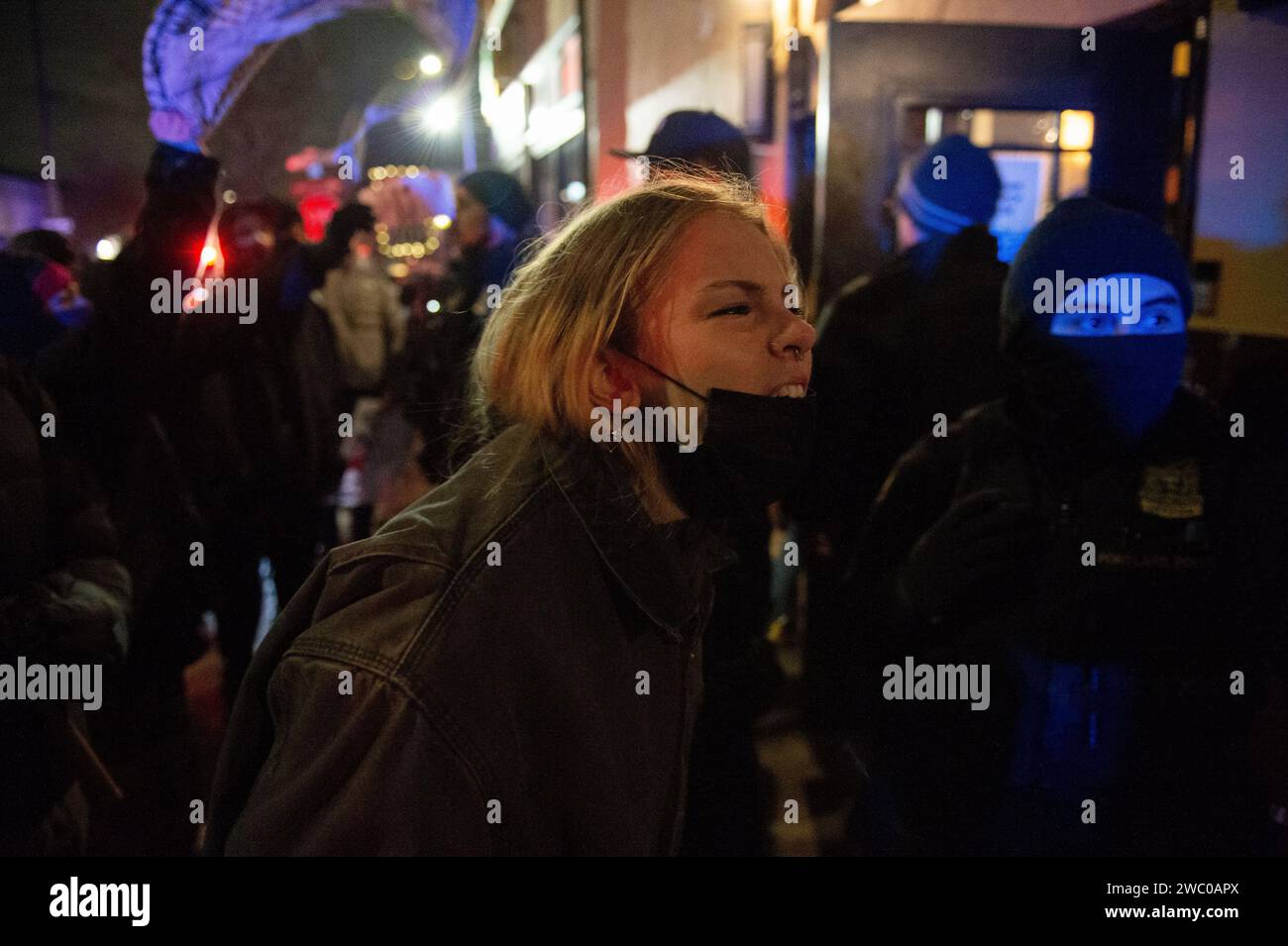 Portland, Oregon, États-Unis. 12 janvier 2024. La police de Portland tient une ligne devant l'entrée de Helium Comedy Club alors que les activistes se rassemblent pour empêcher les détenteurs de billets d'entrer (image de crédit : © Sean Bascom/ZUMA Press Wire) À USAGE ÉDITORIAL SEULEMENT! Non destiné à UN USAGE commercial ! Banque D'Images