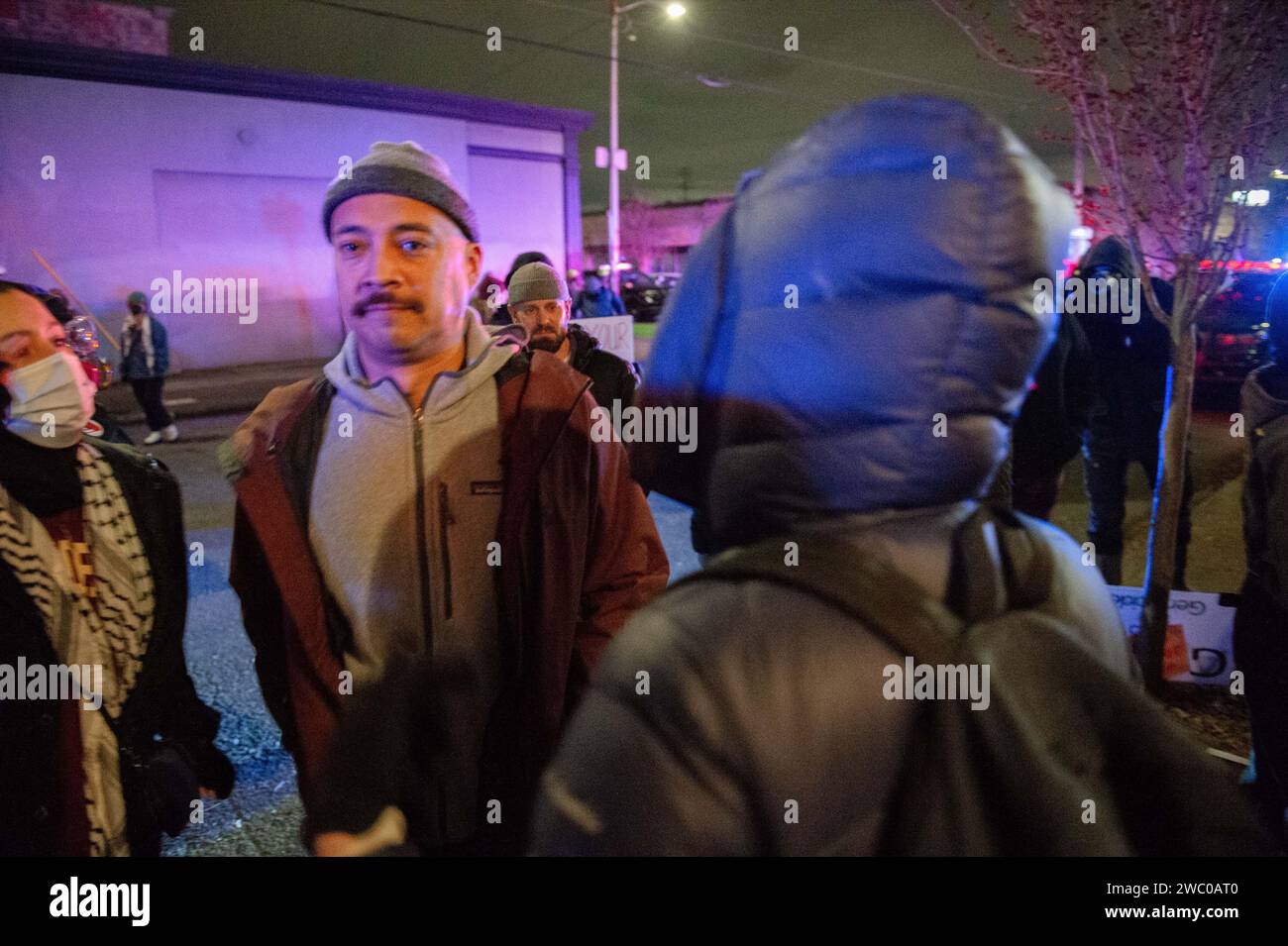 Portland, Oregon, États-Unis. 12 janvier 2024. Deux détenteurs de billets passent devant les activistes vers l'entrée de Helium Comedy Club (crédit image : © Sean Bascom/ZUMA Press Wire) À USAGE ÉDITORIAL SEULEMENT! Non destiné à UN USAGE commercial ! Banque D'Images
