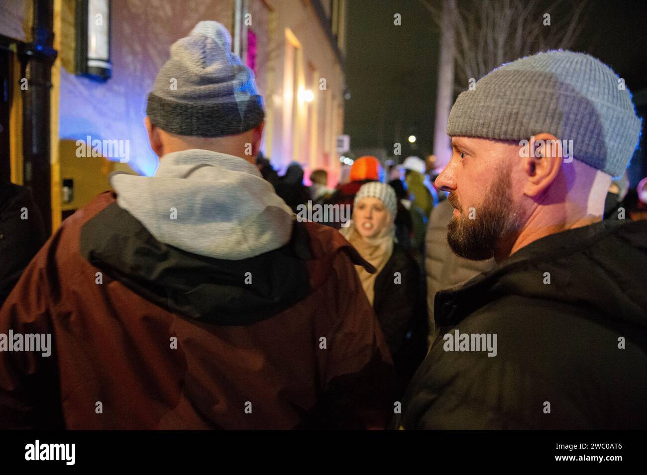 Portland, Oregon, États-Unis. 12 janvier 2024. Deux détenteurs de billets passent devant une file de police vers l'entrée de Helium Comedy Club (crédit image : © Sean Bascom/ZUMA Press Wire) POUR USAGE ÉDITORIAL SEULEMENT! Non destiné à UN USAGE commercial ! Banque D'Images