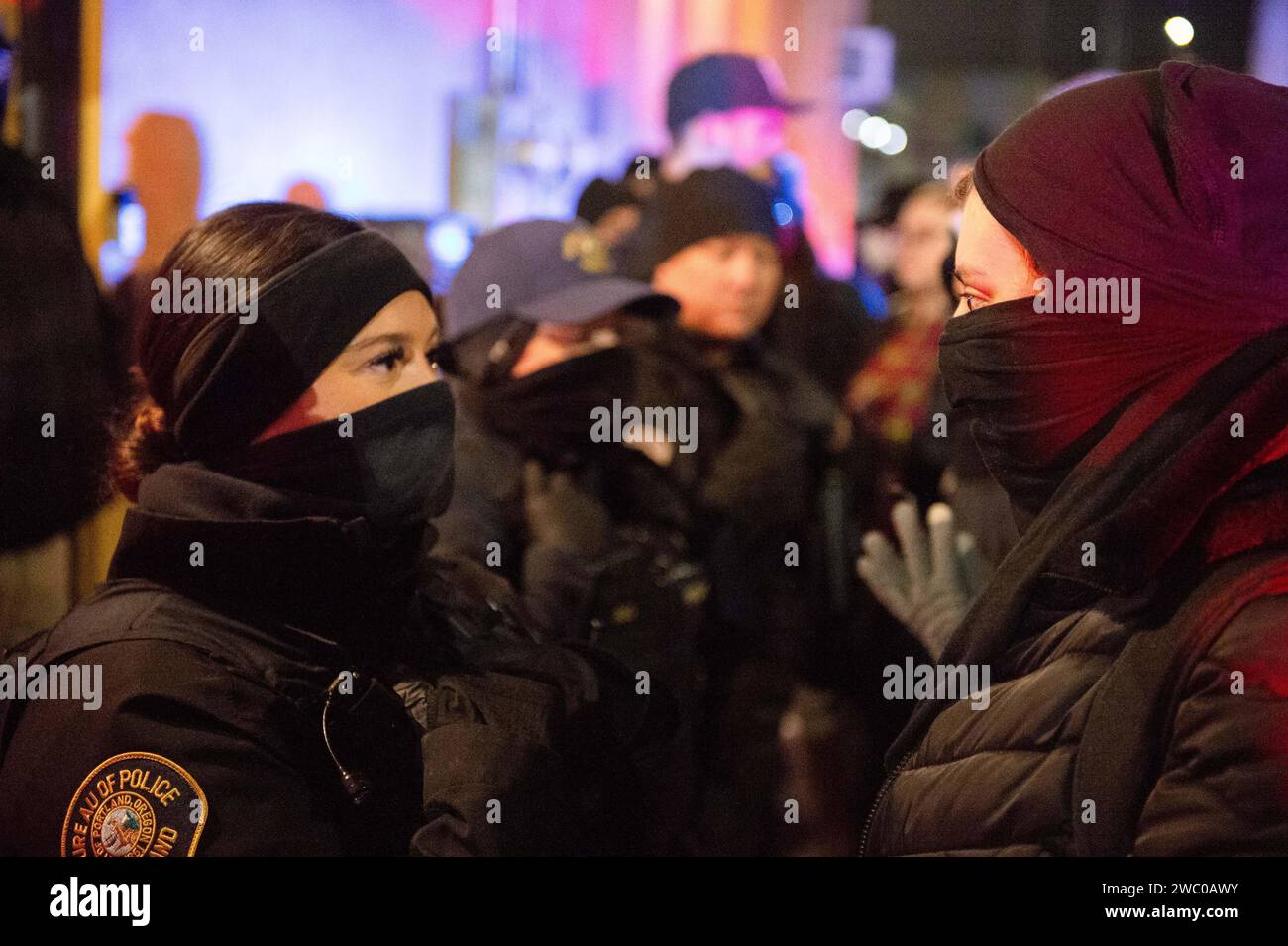 Portland, Oregon, États-Unis. 12 janvier 2024. La police de Portland tient une ligne devant l'entrée de Helium Comedy Club alors que les activistes se rassemblent pour empêcher les détenteurs de billets d'entrer (image de crédit : © Sean Bascom/ZUMA Press Wire) À USAGE ÉDITORIAL SEULEMENT! Non destiné à UN USAGE commercial ! Banque D'Images