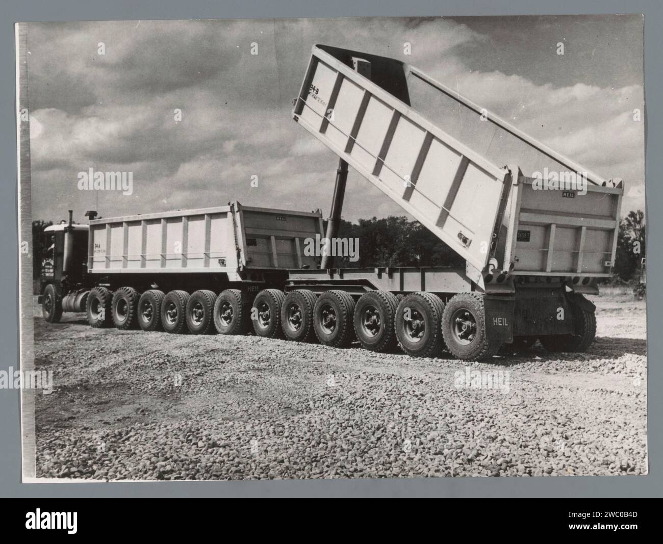 Camion vingt-six roues, Keystone Press Agency, c. 1965 - c. 1975 photographie États-Unis d'Amérique support photographique camion d'impression argentique gélatine, à partir de Banque D'Images