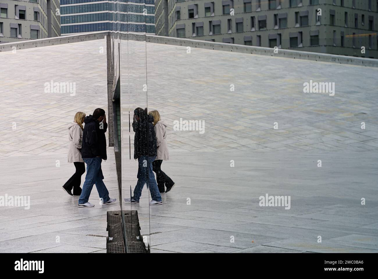 Réflexion sur le mur de verre de l'Opéra National à Oslo, Norvège. Banque D'Images
