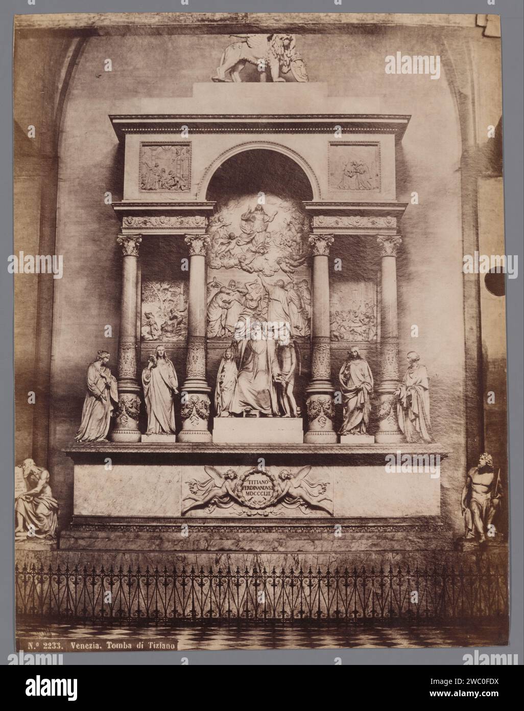 Monument funéraire du Titien, Venise, Anonyme, d'après Luigi Zandomeneghi, 1851 - 1900 photographie Venise papier albumen print tombe-bâtiment, tombeau monumental Venise Banque D'Images
