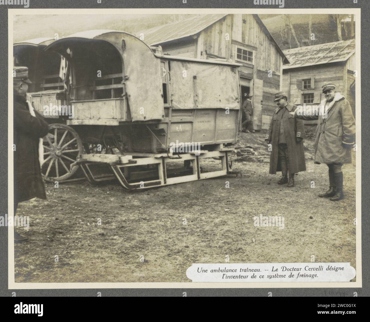 Docteur Cervelli et un soldat dans une ambulance dans les Dolomites, Henri de Rothschild (attribué à), 1916 photographie Ambulanceslee équipée de fers à glisser. Sur le côté droit du fer coulissant avant, vous pouvez voir un crochet qui peut être utilisé pour inhiber. À droite, le Dr Cervelli nomme l’inventeur de ce système de freinage. Fait partie de l'album photo Mission médicale H. de Rothschild sur le front italien 1916. Dolomites support photographique gélatine argent print guerre (+ forces terrestres). médecin, médecin. Ambulance Dolomites Banque D'Images