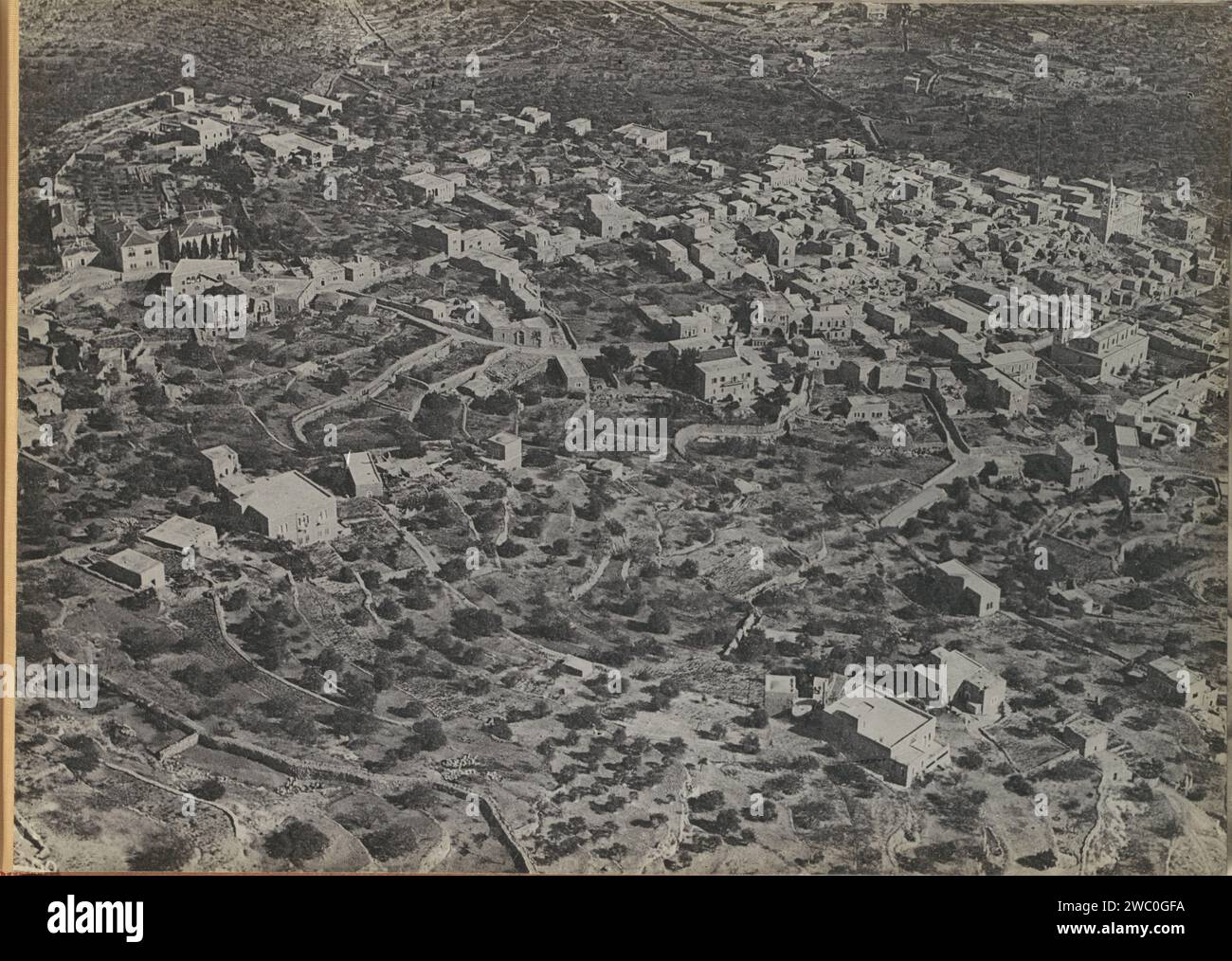 Ville (vraisemblablement) dans le sud de l'Europe, vue des airs, c. 1930 - 1940 Photography Album Magazine avec une photo de maisons dans une ville, probablement dans le sud de l'Europe. C’est probablement l’un des endroits où une escale a été faite sur le vol KLM Amsterdam-Batavia. Partie de l'album commémoratif de la ligne Indes de KLM, partie I. Papier européen. support photographique. carton gélatine argent impression trafic aérien, aviation. voyages ; tourisme. Perspective de ville, panorama de ville, silhouette de ville Europe Banque D'Images