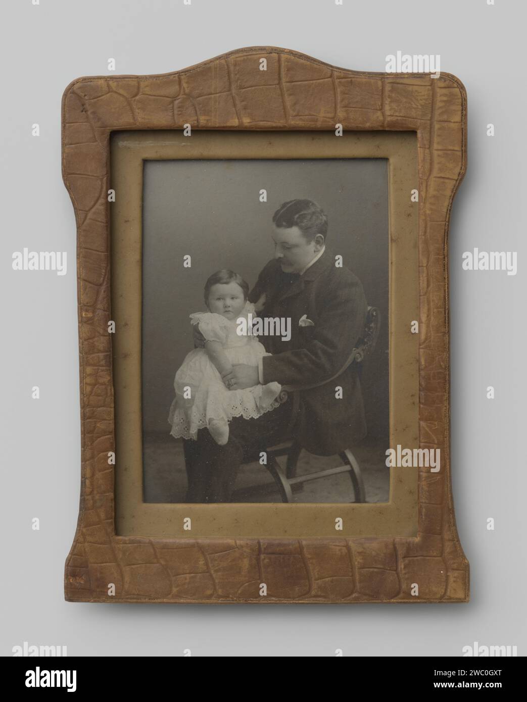 Portrait d'un homme et d'un enfant inconnus, Antonius Joannes van der Stok, photographie de cabinet de 1908. Cadre Leiden bois (matière végétale). cuir. verre. papier baryté. métal. carton gélatine argent imprimé père et enfant(s), homme et enfant(s) (groupe familial). Une personne historique anonyme a représenté Leiden Banque D'Images