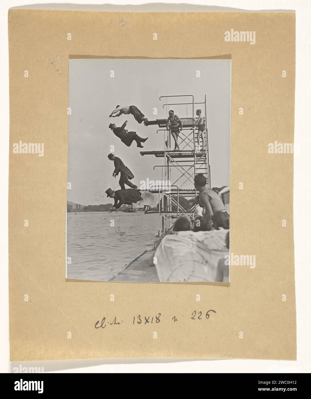 Cliché de quatre personnes qui sautent dans un lac (avec solarisation), c. 1900 photographie Europe Baryta Paper. papier gélatine argent imprimé plongée (sport) Banque D'Images