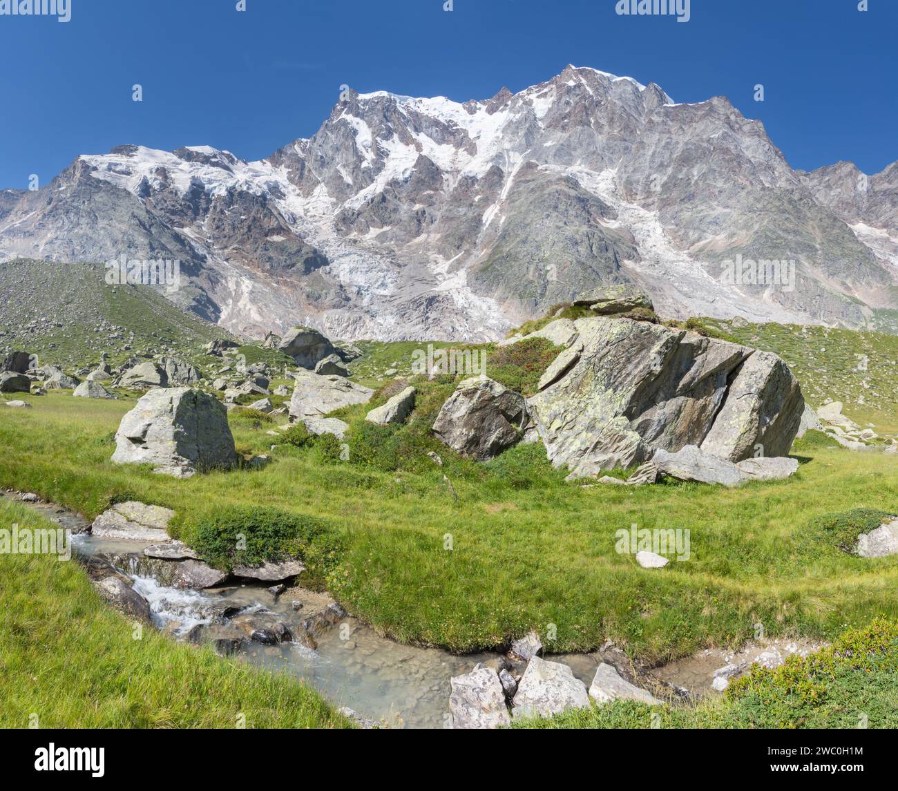 Les paks de Monte Rosa et Punta Gnifetti - vallée de Valle Anzasca. Banque D'Images