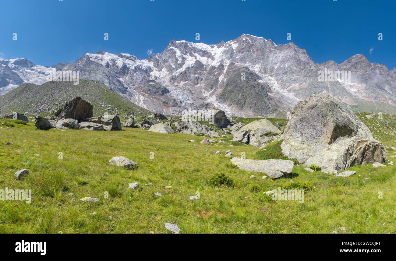 Les paks de Monte Rosa et Punta Gnifetti - vallée de Valle Anzasca. Banque D'Images