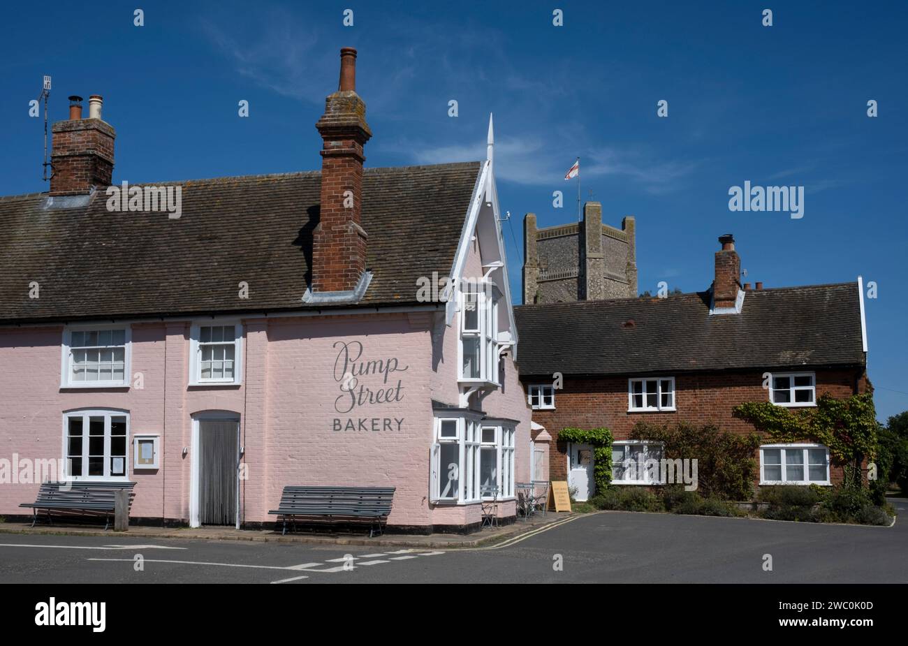 Vieille boulangerie et église au village d'Orford, Suffolk, Angleterre, Europe Banque D'Images