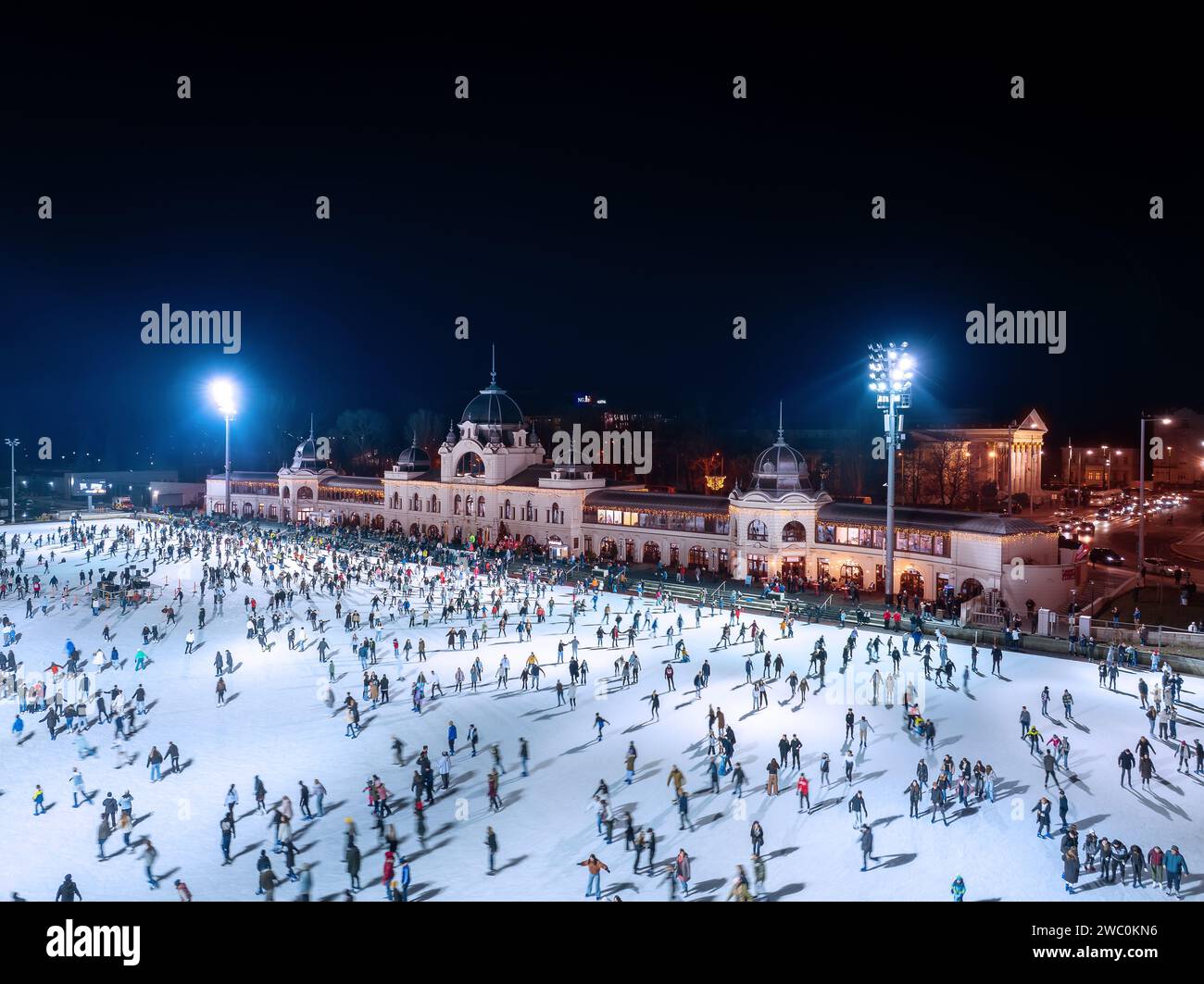 Célèbre patinoire de patin à glace dans la ville de Budapest, Hongrie. Cet endroit est ouvert tard en soirée. Visible un grand tableau d'affichage avec le nom de la ville de Budapest. Citoyens Banque D'Images