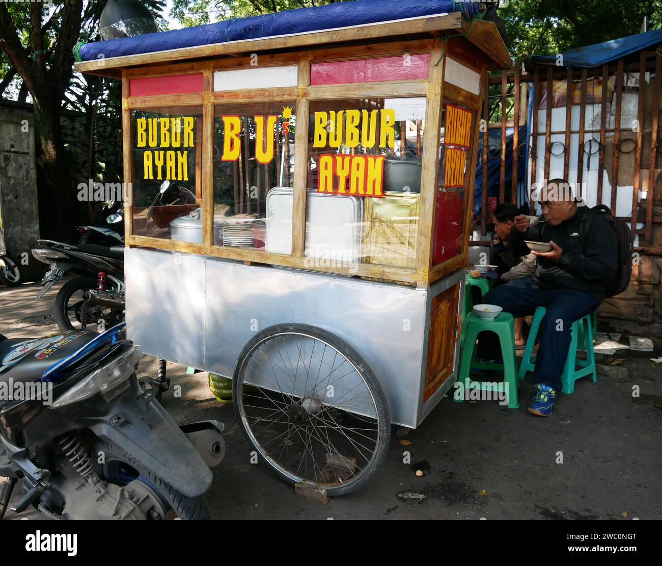 Indonesian Street Food Cart ou Gerobak, un chariot à pousser traditionnel à Bandung, Java Ouest, Indonésie vendant Bubur Ayam. Banque D'Images