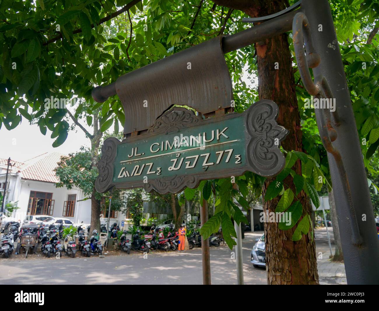 Panneau de nom de route pour Jl. LL Re. Martadinata dans le centre-ville de Bandung, Java Ouest, Indonésie. Il est également écrit en sanskrit. Banque D'Images