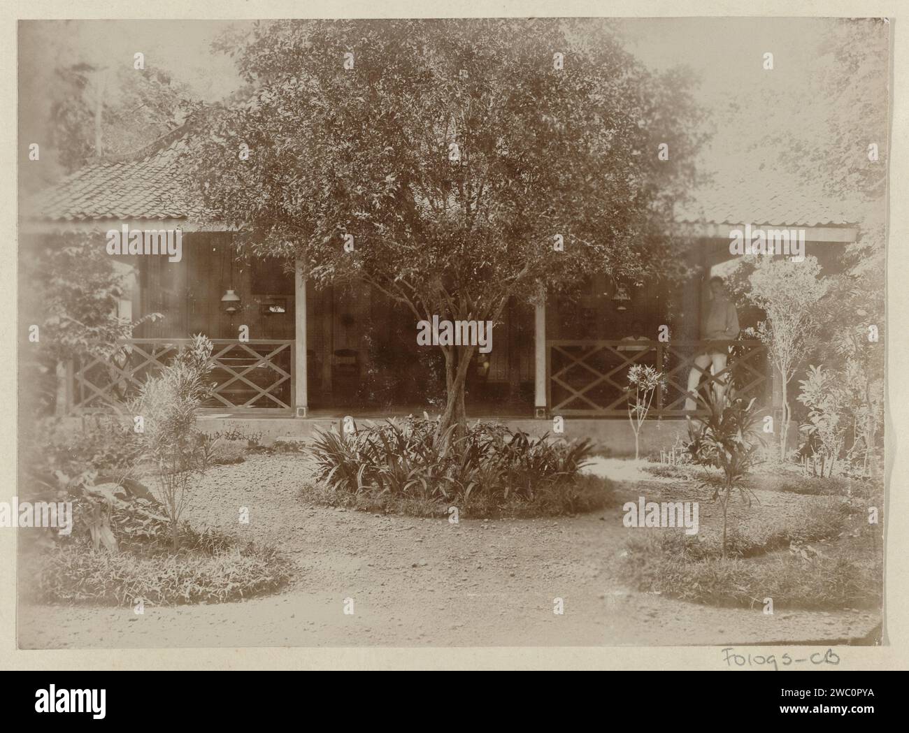 Jardin dans une maison avec véranda dans les Indes orientales néerlandaises, Anonyme, c. 1895 - c. 1905 photographie partie de Reisalbum avec des photos de sites en Italie, en Suisse et aux Indes orientales néerlandaises. Dutch East Indies, le journal. jardin de support photographique. Loggia, véranda, porche Indes orientales néerlandaises, le Banque D'Images