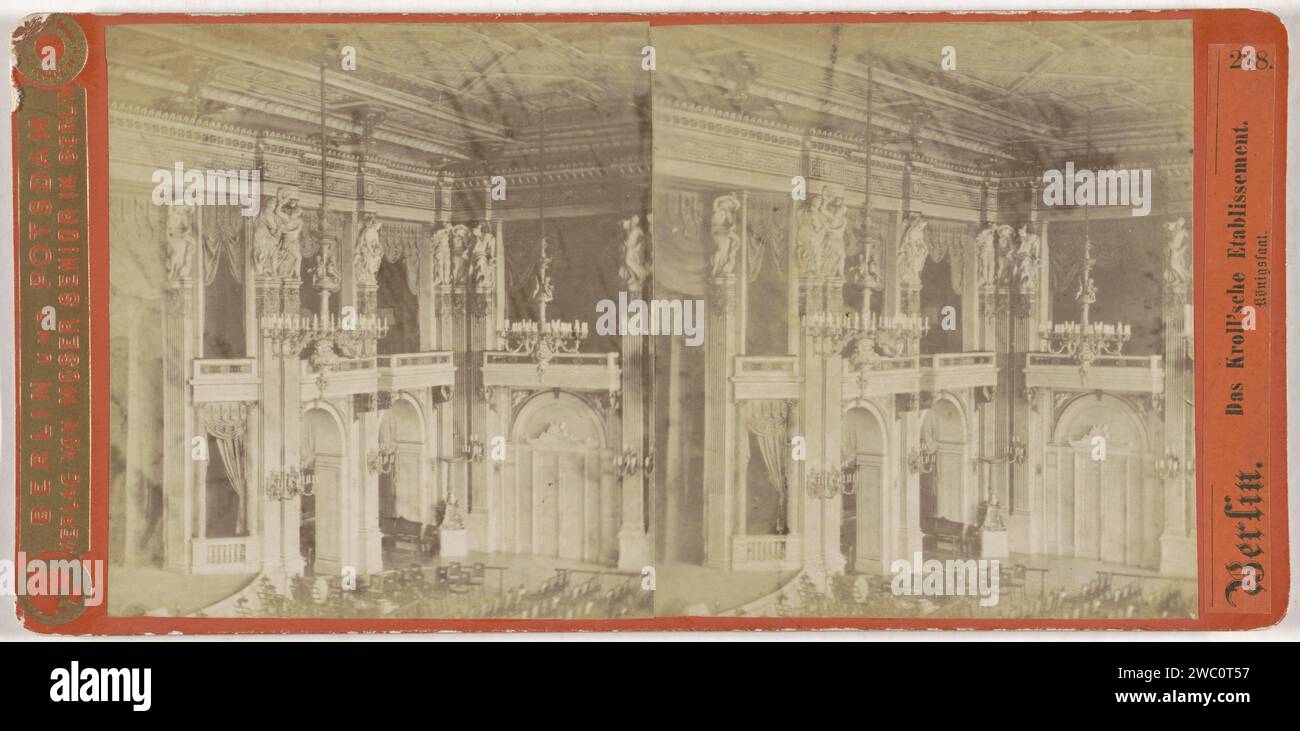 Intérieur du Koningszaal dans le Krolloper à Berlin, Anonyme, Moser Senior, 1862 - 1882 Stereograph Berlin Cardboard. Papier albumen print Opera House. Lustre, un chandelier Kroll Opera Banque D'Images
