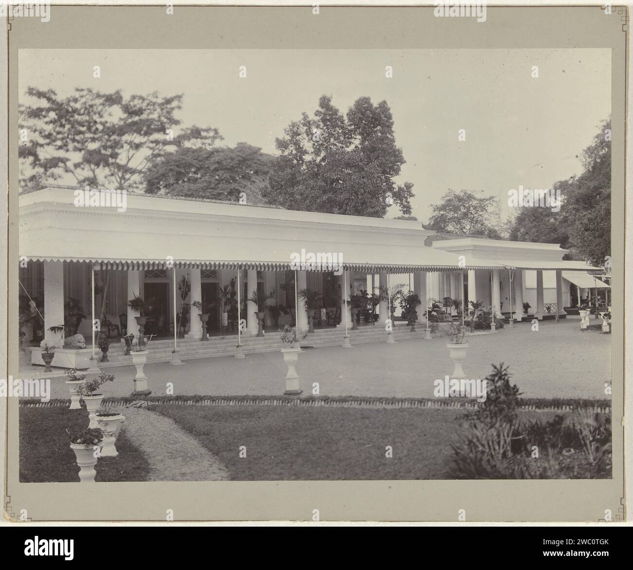 Villa avec véranda dans les Indes orientales néerlandaises, anonyme, 1890 - 1920 photographie Indes orientales néerlandaises, le papier baryta. loggia en carton, véranda, porche. Maison de campagne néerlandaise des Indes orientales, le Banque D'Images