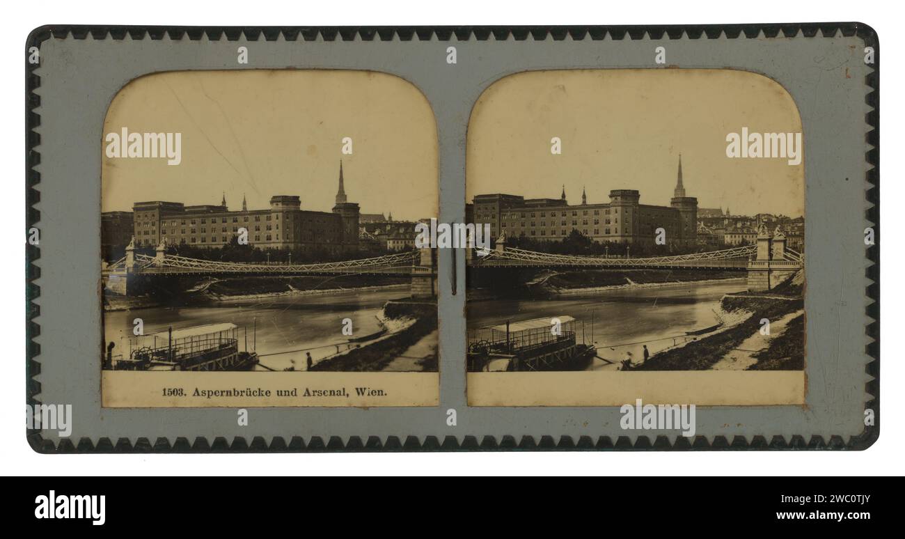 Vue de l'Arsenal à Vienne avec le Aspernbrücke au premier plan, Anonymous, 1900 - 1940 Stereography Vienna Cardboard. pont en métal d'impression d'argent de gélatine dans la ville à travers la rivière, canal, etc. Magasin de munitions, arsenal Arsenal. Pont Aspern Banque D'Images