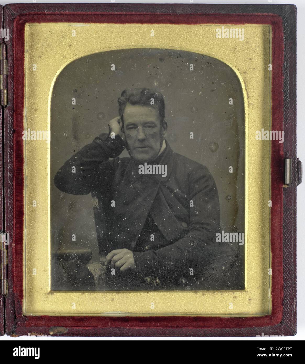 Portrait d'un inconnu avec des lunettes, Antoine François Jean Claudet, 1840 - 1860 photographie cuivre (métal). verre. cuir. velours (tissu tissé) personnages historiques. homme adulte. lunettes, lunettes Banque D'Images