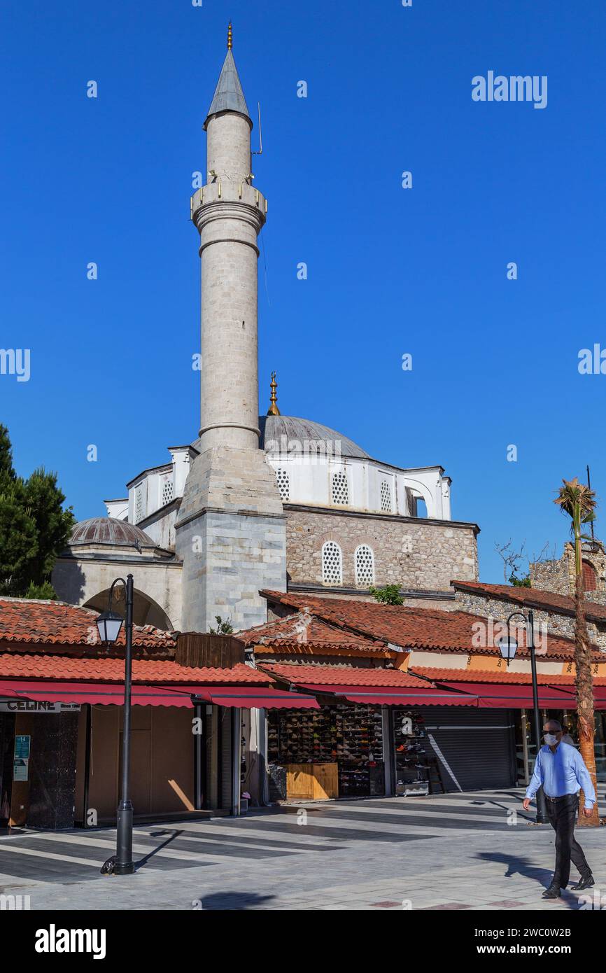 KUSADASI, TURQUIE - 2 JUIN 2021 : Mosquée Kaleici dans la vieille ville, qui est le monument le plus important de l'architecture religieuse islamique. Banque D'Images