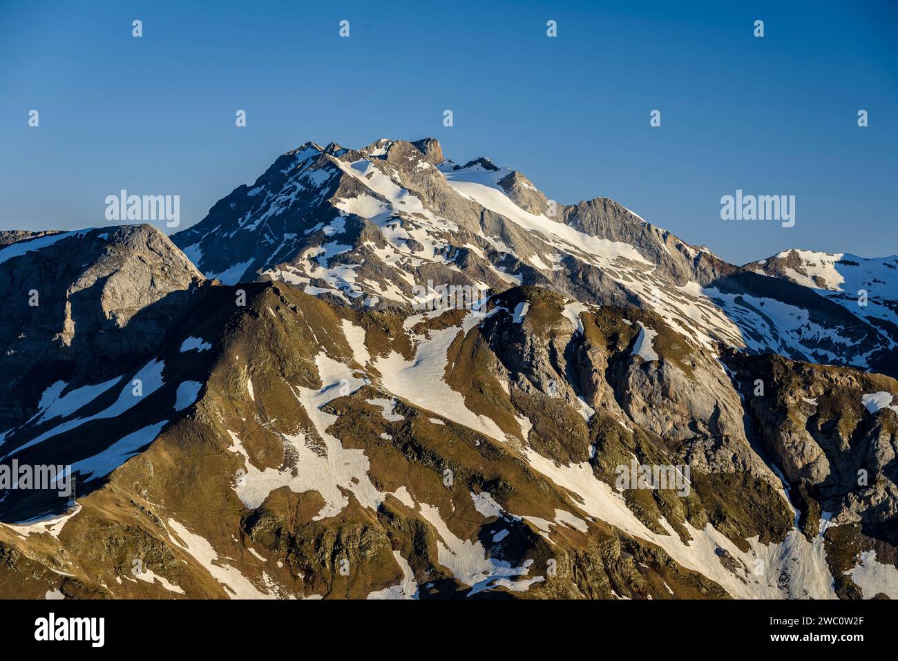 Massif du Vignemale, à moitié enneigé, vu depuis le col de Sarradets un matin de printemps (Gavarnie, Occitanie, France, Pyrénées) Banque D'Images