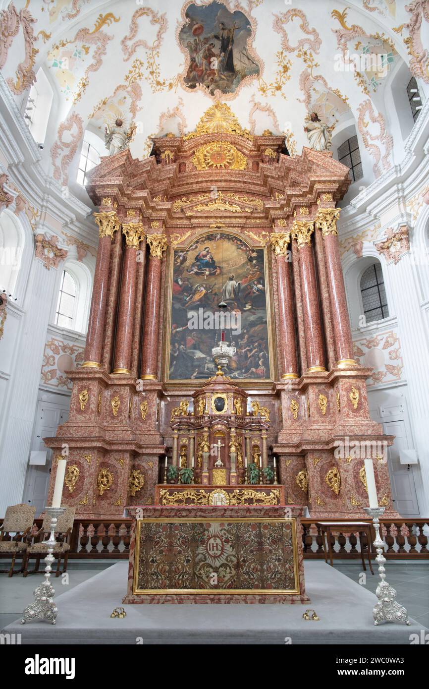 LUCERNE, SUISSE - 24 JUILLET 2022 : autel principal de l'église jésuite (par Christoph Bruck et Heinrik Mayers) Banque D'Images
