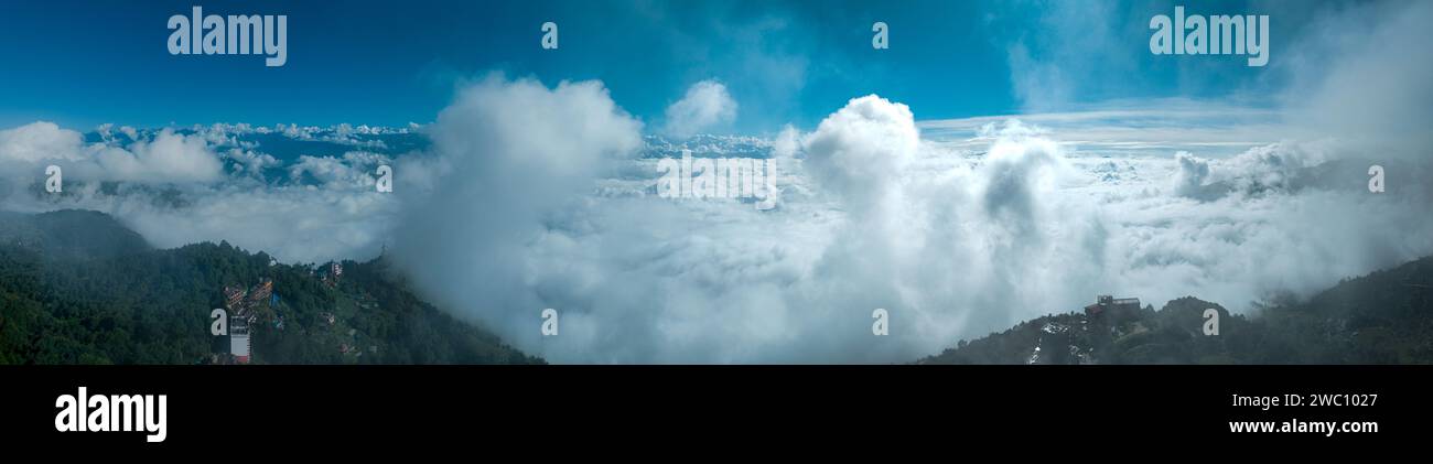 Vue aérienne de la chaîne de montagnes de l'Himalaya vue de Nagarkot entourée de nuages. Les plus hautes montagnes du monde vues du Népal. Banque D'Images