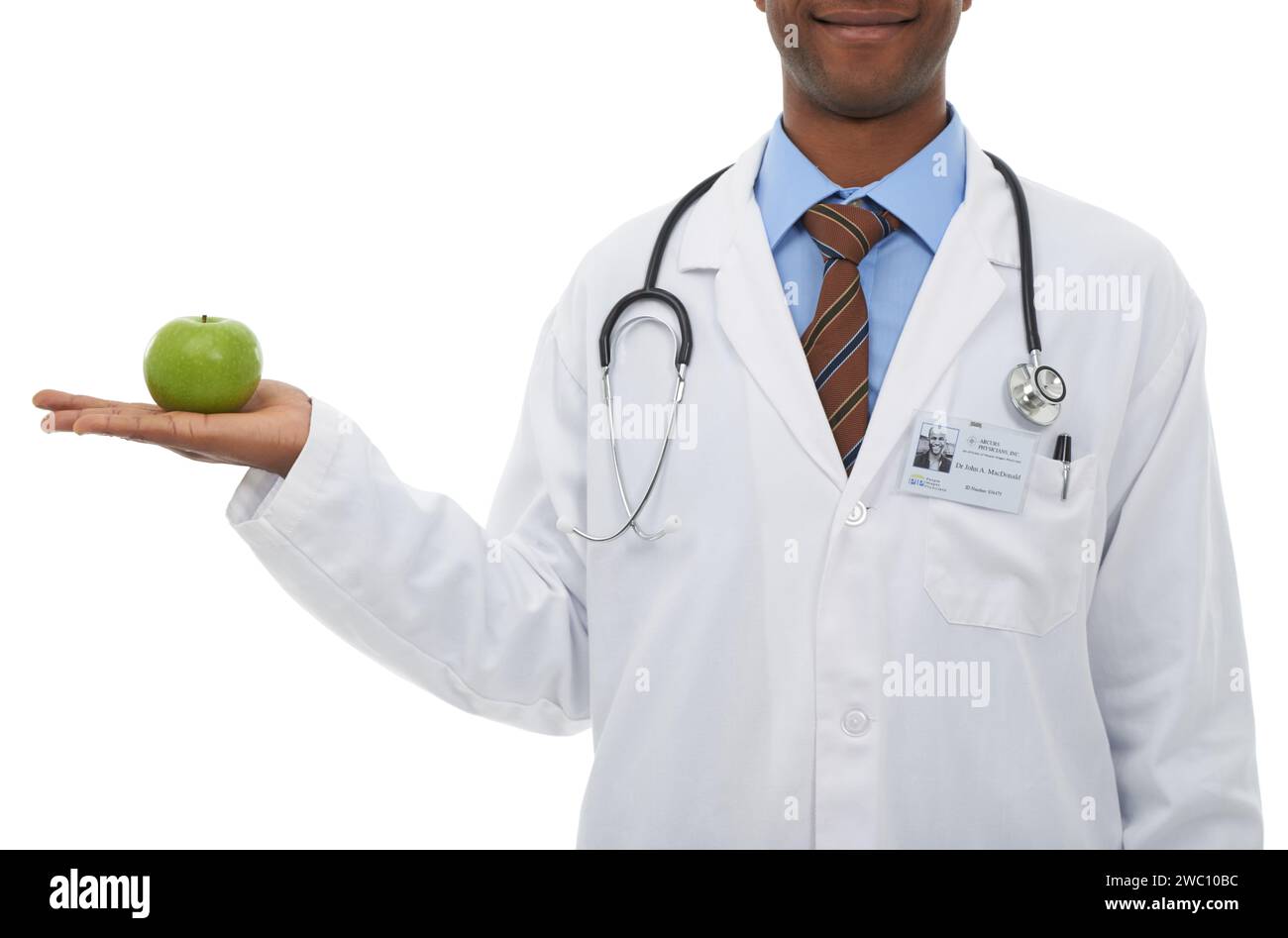 Pomme, médecin et personne de studio avec le geste de la paume pour un régime de bien-être, la nutrition de soins de santé ou des bienfaits de la vitamine C. Fruits biologiques, nourriture végétalienne et infirmière Banque D'Images
