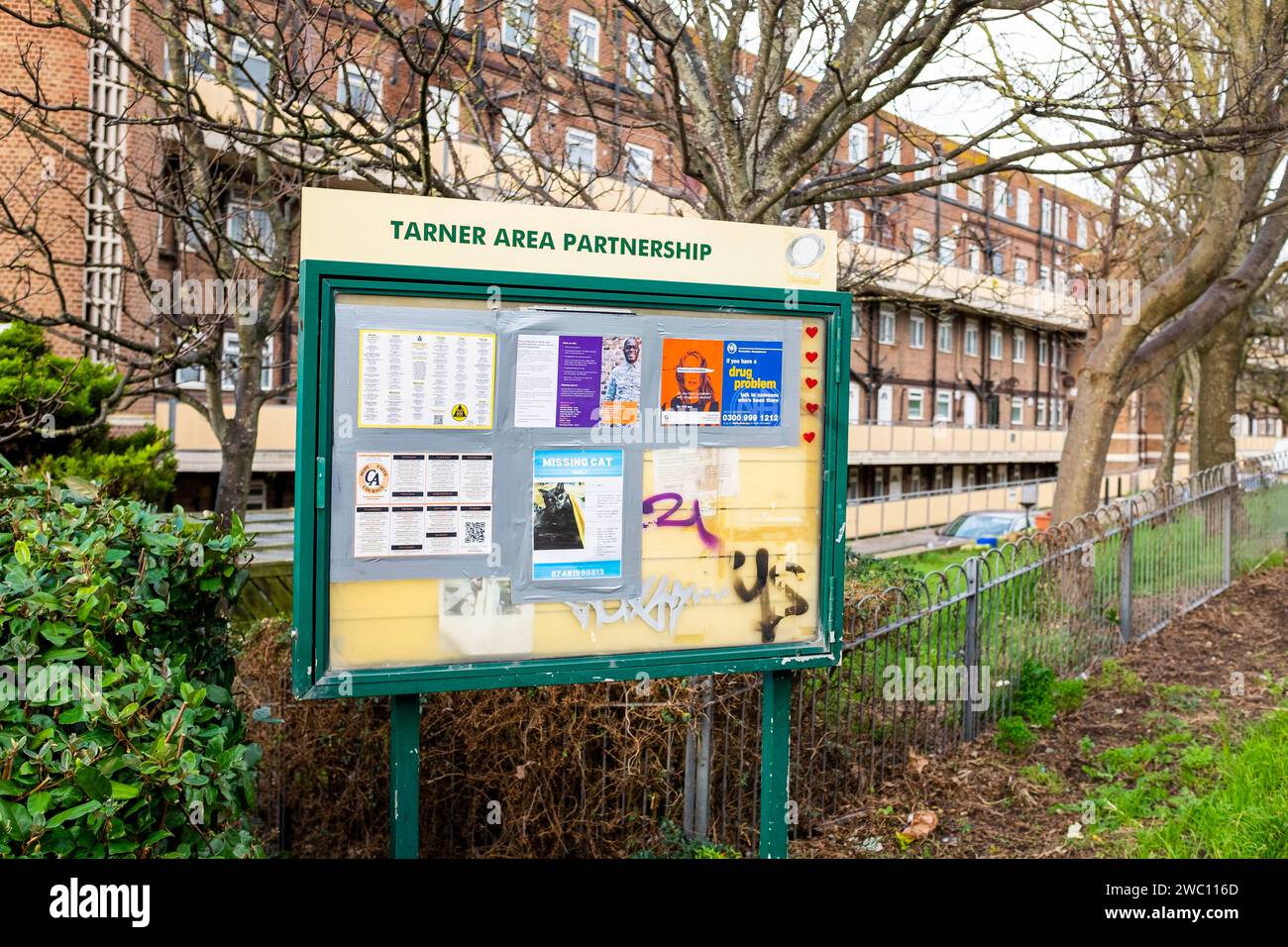 Tableau d'information du Partenariat communautaire de la région de Tarner par les appartements du conseil Milner à Brighton , Sussex , Royaume-Uni Banque D'Images