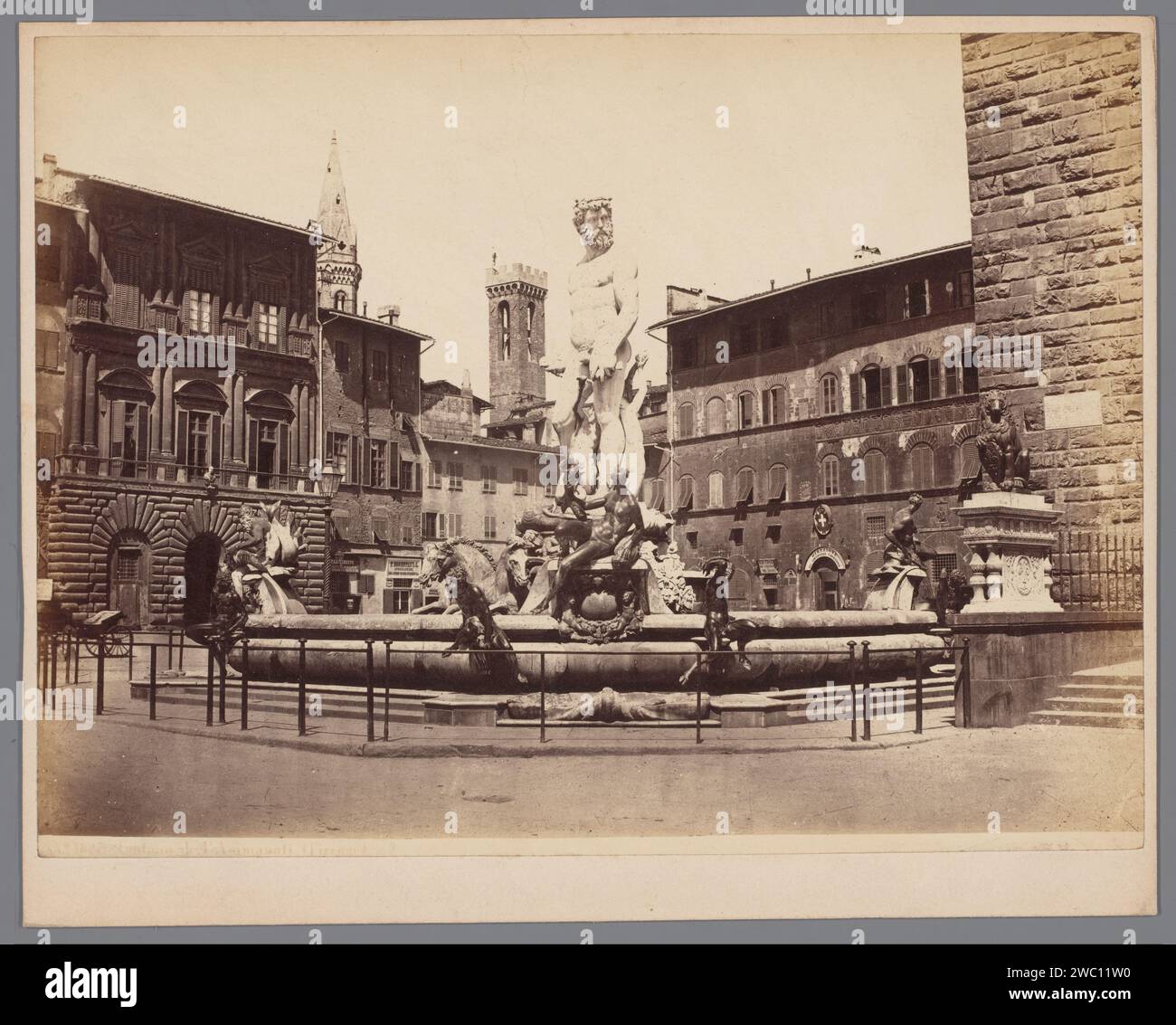 Neptunusfontein porte Bartolomeo Ammannati op Het Piazza della Signoria te Florence, Giorgio Sommer (ACTRUTED TO), d'après Bartolomeo Ammannati, 1857 - 1914 photographie papier de Florence. fontaine ornementale en carton imprimé albumine. place, place, cirque, etc Piazza della Signoria Banque D'Images