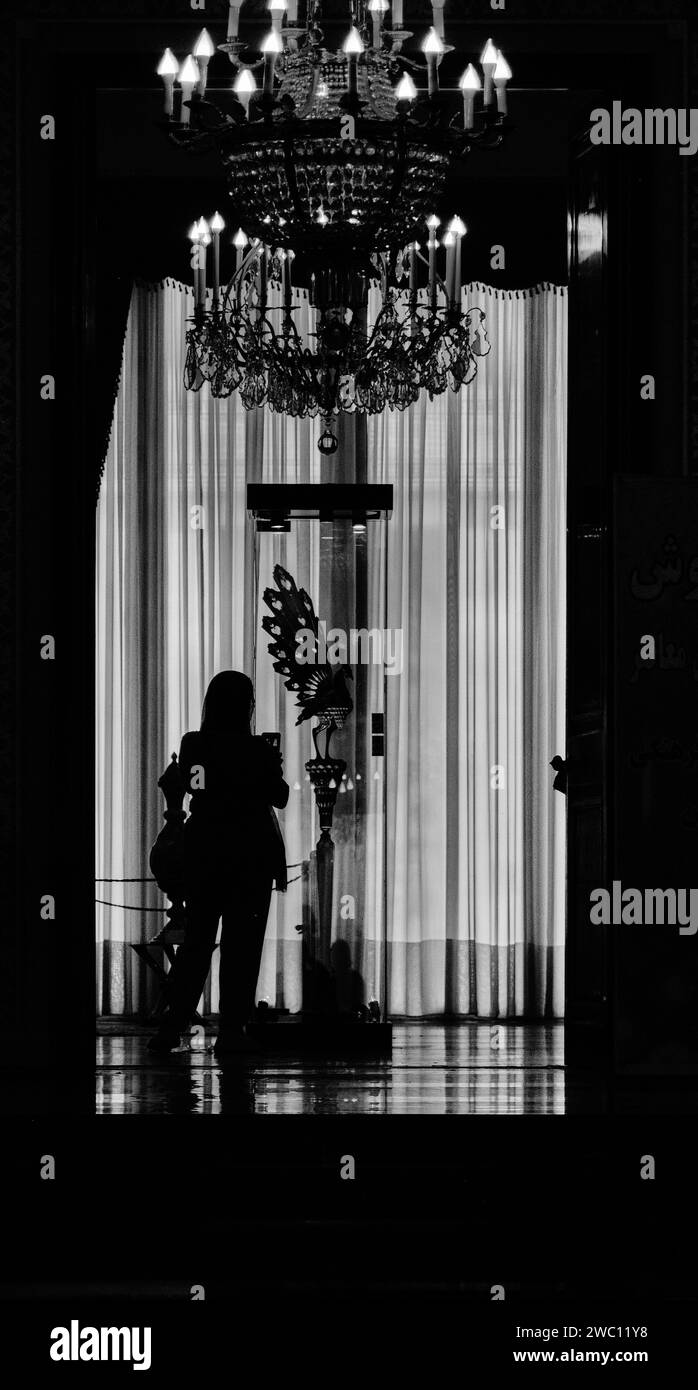 Lampe vintage et silhouettes de personnes dans le complexe du palais de Niavaran Banque D'Images