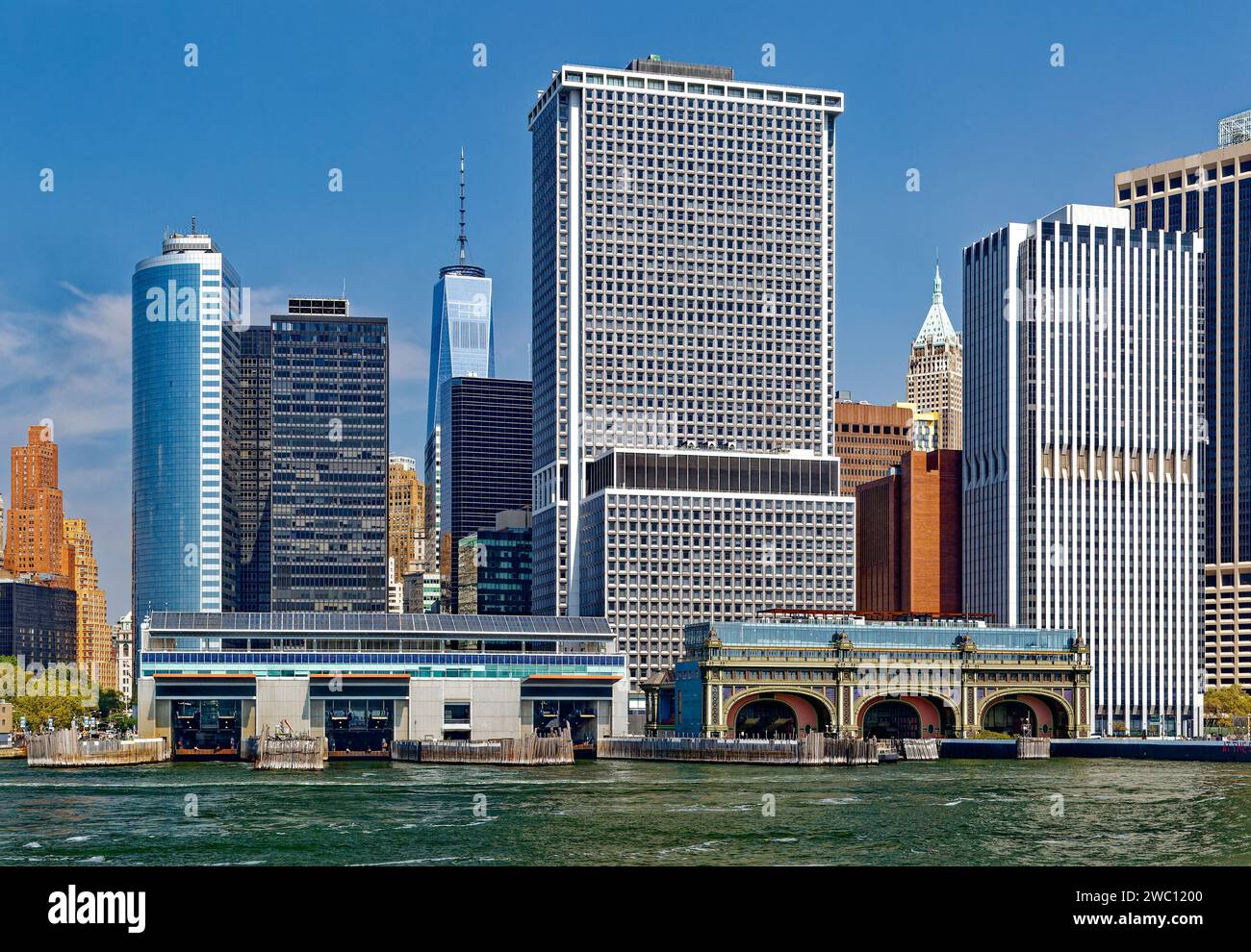 Les terminaux de ferry de Staten Island et Governors Island sont des caractéristiques importantes de la batterie, où Castle Clinton gardait autrefois le port de New York. Banque D'Images