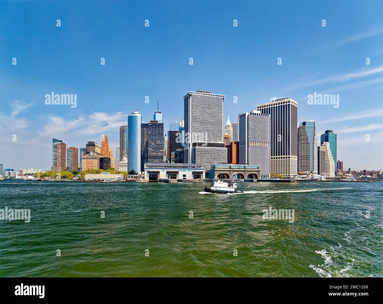 Les terminaux de ferry de Staten Island et Governors Island sont des caractéristiques importantes de la batterie, où Castle Clinton gardait autrefois le port de New York. Banque D'Images