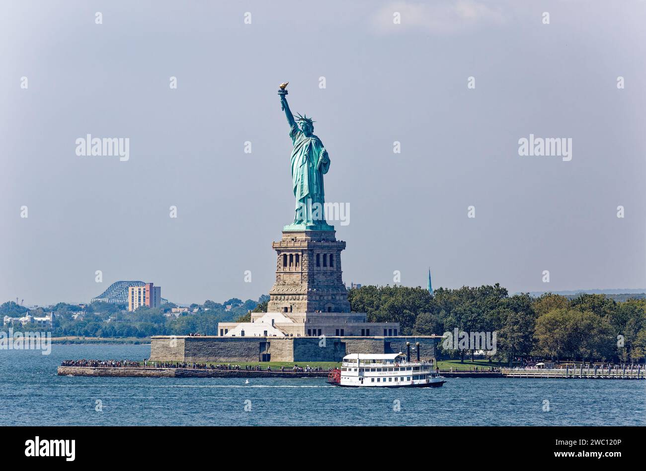 Liberty Illumining the World – mieux connu sous le nom de Statue de la liberté – se dresse sur fort Wood dans le port de New York. Banque D'Images