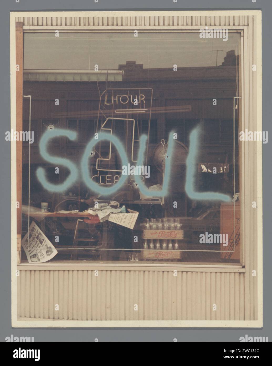 Soul, anonyme, vers 1975 stéréographie avec des trous de balle criblé vitrine avec «soul» dans les graffitis. États-Unis d'Amérique soutien photographique États-Unis d'Amérique Banque D'Images